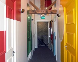 Gang in De Lummel vakantiehuis in Langenboom, Noordoost Brabant met kleurrijke deuren.