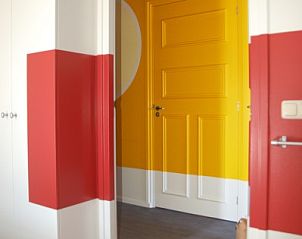 Interieur van De Lummel vakantiehuis in Langenboom, Noordoost Brabant met rode en gele tinten.