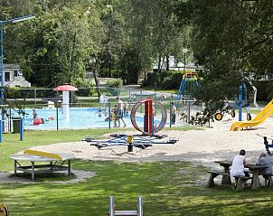 Speeltuin en zwembad bij De Heidebloem vakantiehuis, Schaijk, Noord Brabant.
