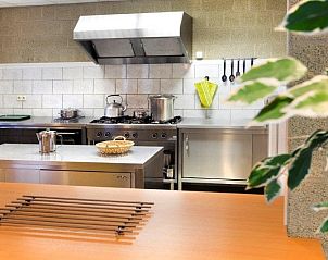 Volledig uitgeruste keuken in de Heideheuvel vakantiewoning, Schaijk, Noordoost Brabant, met roestvrijstalen apparatuur.