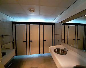 Moderne badkamer in de Heideheuvel vakantiehuis, Schaijk, Noord Brabant, met ruime douchecabine.