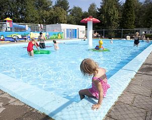 Speelplaats en zwembad bij de Heideheuvel vakantiewoning, Schaijk, Noordoost Brabant, voor families en kinderen.