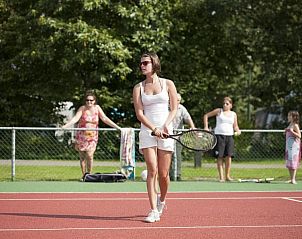 Tennisbaan bij de Heidehof in Schaijk, Noord Brabant, voor sportieve vakantieactiviteiten.
