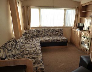 Gezellige woonkamer in Chalet / vakantiehuis in Wilbertoord, Noordoost Brabant, met comfortabele zithoek en natuurlijk licht.