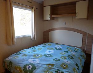 Sfeervolle slaapkamer in Chalet vakantiehuis in Wilbertoord, Noordoost Brabant met comfortabel bed en natuurlijk licht voor een ontspannen verblijf.