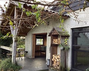 Charmante ingang van Vakantiehuisje in Escharen, omgeven door groen in Noordoost Brabant.