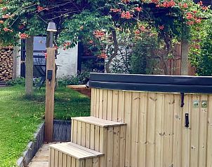 Houten bubbelbad in de tuin van Vakantiehuisje in Escharen, perfecte ontspanning in Noord-Brabant.