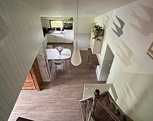 Open keuken met uitzicht in Vakantiehuisje in Escharen, perfect voor culinaire liefhebbers in Noordoost Brabant.