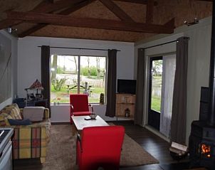 Woonkamer met houtkachel in Huisje in Escharen, knus vakantiehuis in Noordoost Brabant.