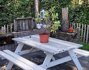 Rustieke picknicktafel in de tuin van Grove Den in Sint-Oedenrode, Noord Brabant, met natuurlijke omgeving.