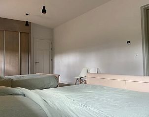 Stijlvolle slaapkamer met twee bedden in Huisje in Beers, vakantiehuis in Beers NB, voor ultiem comfort.