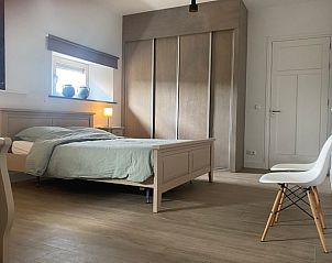 Sfeervolle slaapkamer met houten accenten in Huisje in Beers, vakantiehuis in Beers NB, ideaal voor rust.