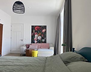 Gezellige zithoek in de slaapkamer van Huisje in Beers, vakantiehuis in Beers NB, met stijlvolle inrichting.