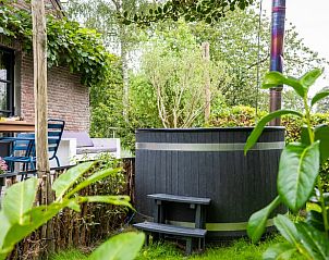 Gezellige tuin met hot tub bij Vakantiehuis in Beers, Noord Brabant voor ontspanning.