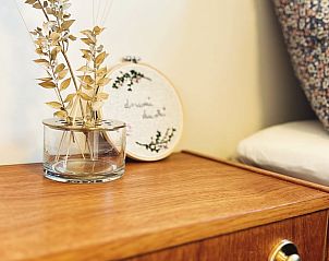 Stijlvolle decoratie op nachtkastje in Vakantiehuis in Beers, Noord Brabant.