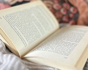 Open boek op bed in Vakantiehuis in Beers, Noordoost Brabant voor ontspanning.