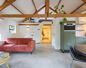 Lichte woonkamer met houten balken in Vakantiehuis in Beers, Noordoost Brabant.