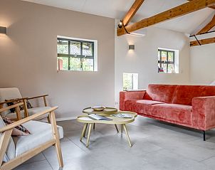 Gezellige zithoek met kleurrijke banken in Vakantiehuis in Beers, Noord Brabant.