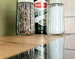 Kruiden en olijfolie in keuken van Vakantiehuis in Beers, NB.