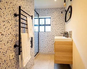 Stijlvolle badkamer met terrazzo details in Vakantiehuis in Beers, Noordoost Brabant.