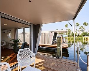 Veranda van Vakantiehuis in Dinteloord met uitzicht op het water in West Brabant, Noord Brabant.