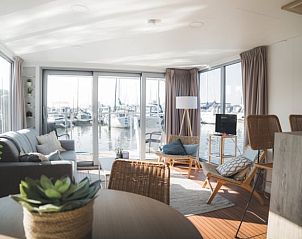 Gezellige woonkamer van Vakantiehuis in Dinteloord met uitzicht op de haven in West Brabant.