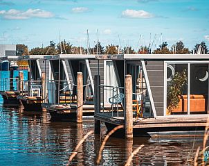 Rij vakantiehuizen aan het water in Dinteloord, West Brabant, Noord Brabant.