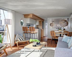 Moderne keuken en eetruimte in Vakantiehuis in Dinteloord, West Brabant.