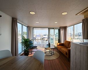 Zonnige woonkamer met terras in Vakantiehuis in Dinteloord, West Brabant.