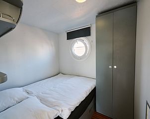 Knusse slaapkamer in Vakantiehuis in Dinteloord met natuurlijk licht in Noord Brabant.