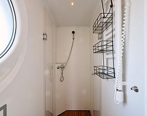 Douche met moderne voorzieningen in Vakantiehuis in Dinteloord, Noord Brabant.