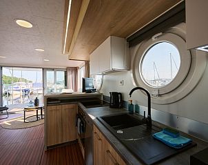 Keuken met uitzicht op de haven in Vakantiehuis in Dinteloord, West Brabant.