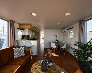 Stijlvolle eetruimte in Vakantiehuis in Dinteloord met zicht op het water in Noord Brabant.