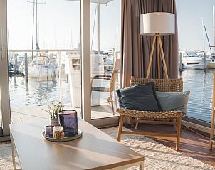 Zithoek met uitzicht op de haven in Vakantiehuis in Dinteloord, Noord Brabant.