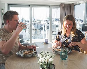 Gezellig dineren in Vakantiehuis in Dinteloord met uitzicht op het water in West Brabant.