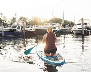Suppen op het water bij Vakantiehuis in Dinteloord, West Brabant, Noord Brabant.