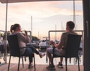 Romantisch dineren bij zonsondergang op het terras van Vakantiehuis in Dinteloord, Noord Brabant.