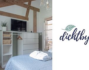 Stijlvolle slaapkamer met opbergruimte in Vakantiehuisje in Rucphen, West Brabant.