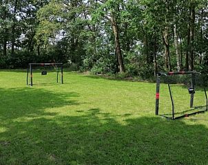 Grote tuin met voetbaldoelen bij Vakantiehuisje in Rucphen, Noord Brabant.