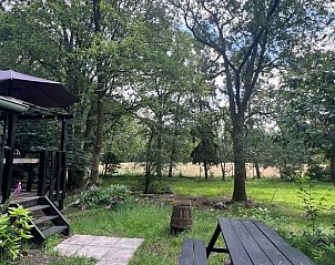 Uitzicht vanaf het terras van Vakantiehuis in Rucphen met weelderige natuur in West Brabant, Noord Brabant.