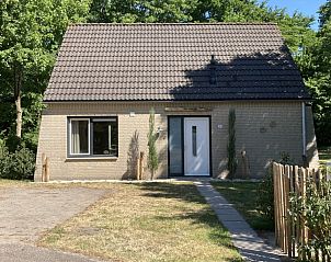 Villa Wellness Retreat, een gezellig vakantiehuis in Halderberge, West Brabant, omringd door groene natuur en rustgevende omgeving.