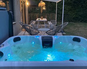 Ontspan in de jacuzzi van Villa Wellness Retreat, een vakantiehuis in het groene Halderberge, West Brabant, Noord Brabant.