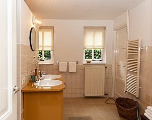 Moderne badkamer in Vakantiehuis in Zegge, een comfortabele vakantiewoning in West Brabant, Noord Brabant.