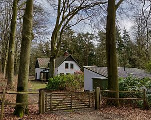 Rustieke toegangspoort van Huisje in Putte, vakantiehuis in West Brabant, Noord Brabant.