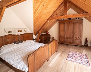 Romantische slaapkamer onder dak in Huisje in Putte, vakantiehuis in West Brabant, Noord Brabant.