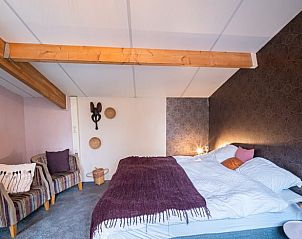 Comfortabele slaapkamer met zitgedeelte in Huisje in Putte, vakantiehuis in West Brabant, Noord Brabant.