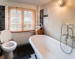 Elegante badkamer met bad in Huisje in Putte, vakantiehuis in West Brabant, Noord Brabant.