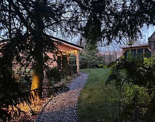 Sfeervolle avondverlichting bij Vakantiehuisje in Oudenbosch, West Brabant, omgeven door natuur.