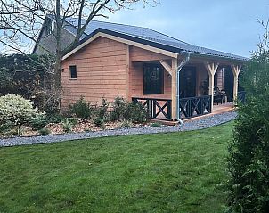 Rustige tuin en veranda bij Vakantiehuisje in Oudenbosch, West Brabant, ideaal voor ontspanning.