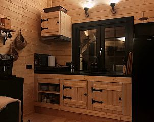 Stijlvolle keuken in Vakantiehuisje in Oudenbosch, West Brabant, met moderne voorzieningen.